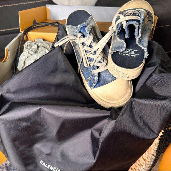 BALENCIAGA PARIS MULE & Backpack w/box
Paris Mule blue destroyed denim & rubber - Picture 5 of 17